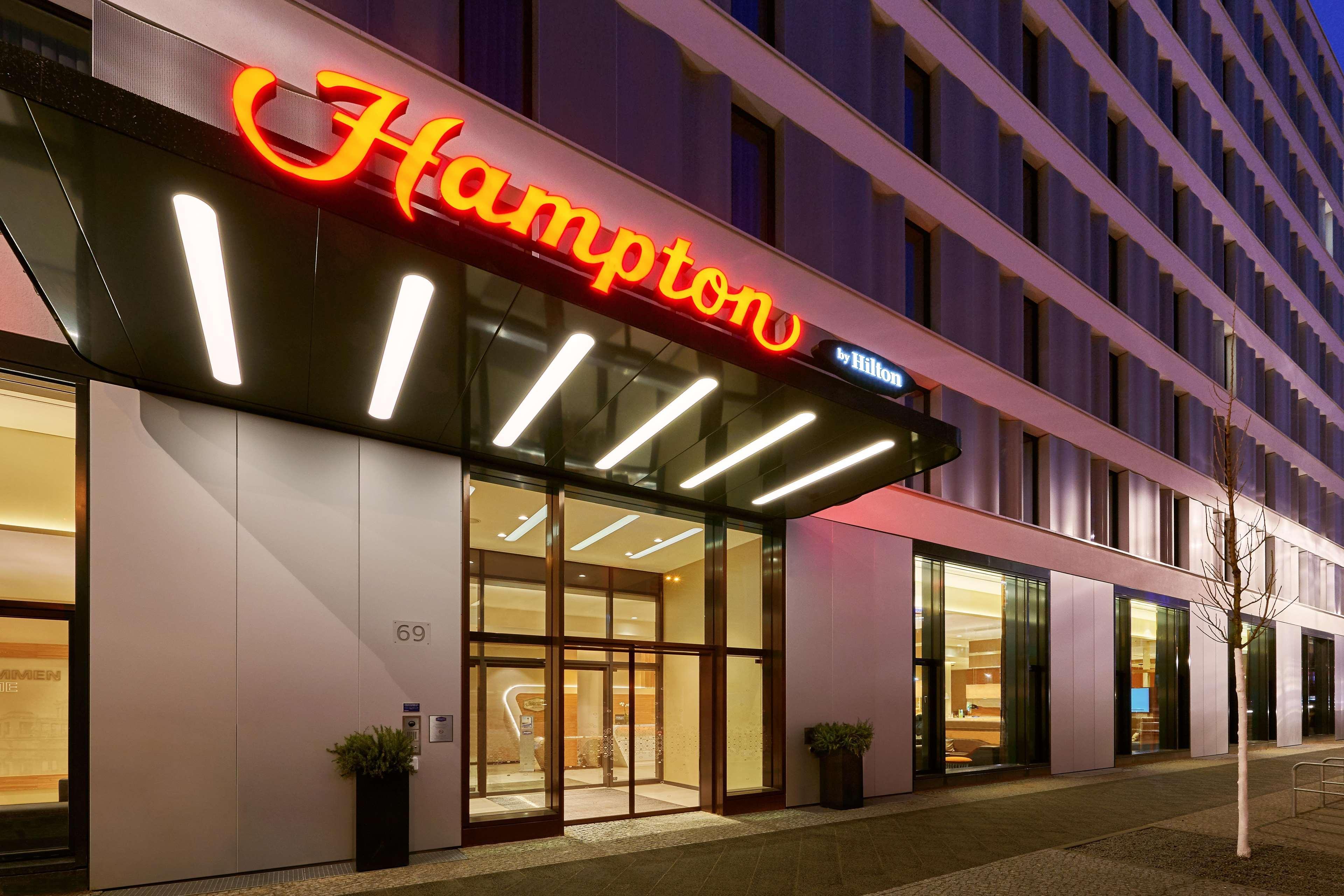 ホテル ハンプトン バイ ヒルトン ベルリン シティ センター アレクサンダープラッツ エクステリア 写真